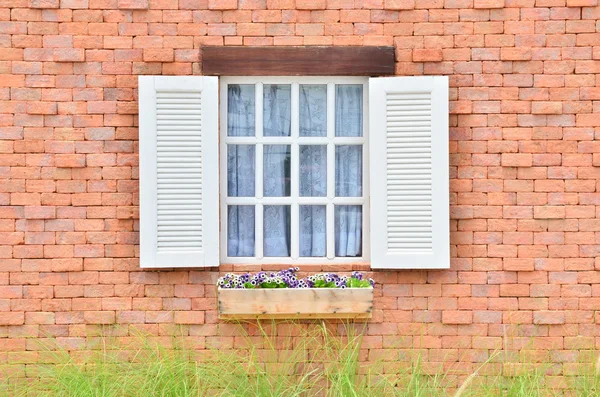 Piękne białe drewniane okna na stary ceglany mur — Zdjęcie stockowe