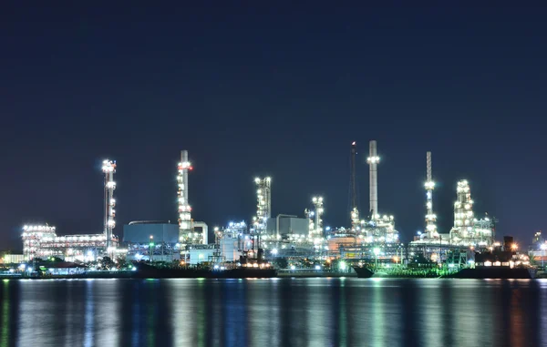 Rafineria ropy naftowej w nocy — Zdjęcie stockowe