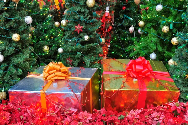 Árbol de Navidad y regalos — Foto de Stock