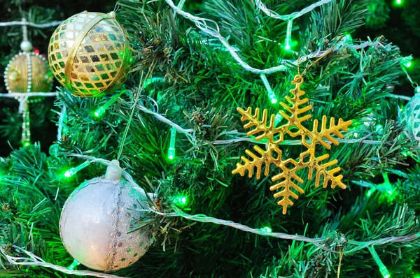 Árbol de Navidad con decoración — Foto de Stock