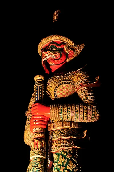 Статуя Хранителя ночью в Ват Пхра Кеу — стоковое фото