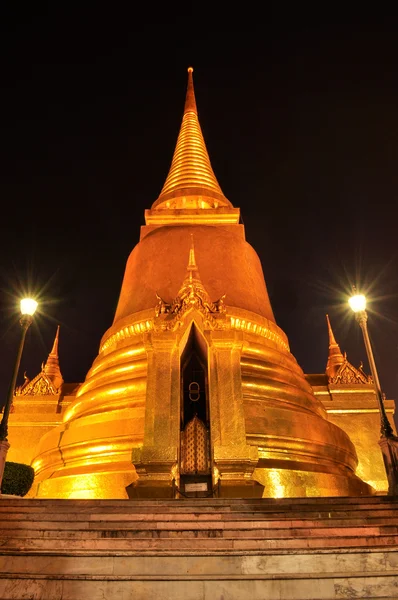 Couverture Phra Sri Ratana Chedi avec feuille d'or dans le Grand Palais intérieur — Photo