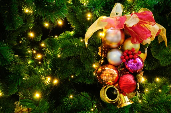 Árbol de Navidad con decoración — Foto de Stock