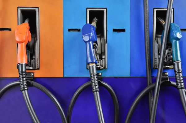 Varias boquillas de bomba de gasolina en la gasolinera, industria de la gasolina — Foto de Stock