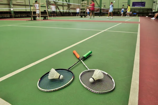 Badminton - iki raketleri badminton mahkemeleri üzerinde yansımalar Telifsiz Stok Imajlar