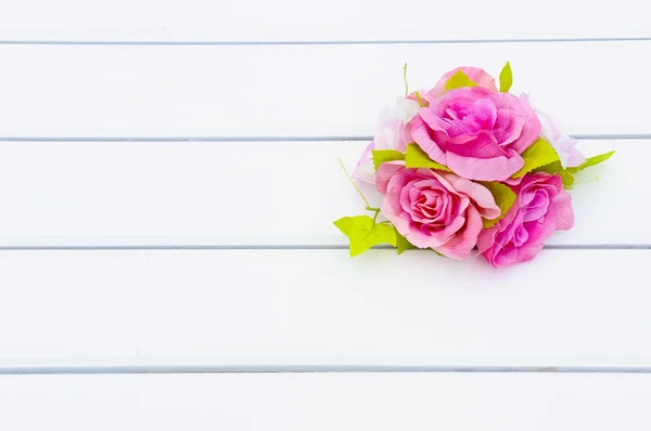 Розовые цветы на столе — стоковое фото