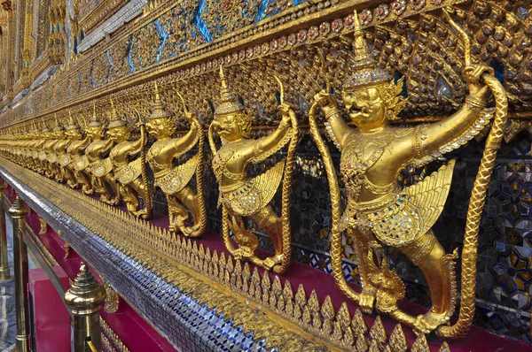 Garuda Wat Phra Kaew 'ssa. — kuvapankkivalokuva