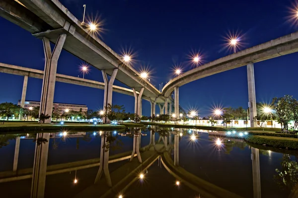 A reflexão da ponte sob o crepúsculo — Fotografia de Stock