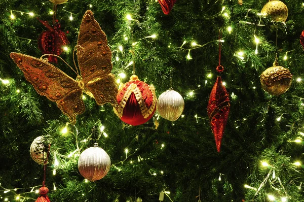 Árbol de Navidad con decoración — Foto de Stock