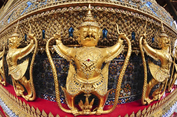 Гаруда в храме Изумрудного Будды — стоковое фото