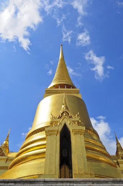 Phra Sri Ratana Chedi cubierta con papel de aluminio de oro en el Gran Palacio interior —  Fotos de Stock