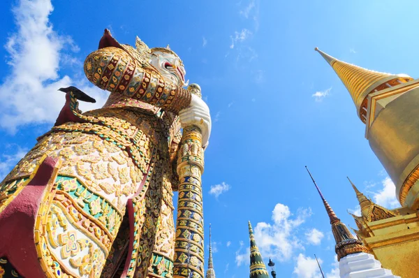 Vokterstatue ved Wat Phra Kaew – stockfoto