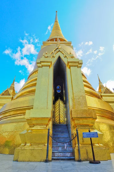 Phra Sri Ratana Coperta di Chedi con lamina d'oro all'interno del Grand Palace — Foto Stock