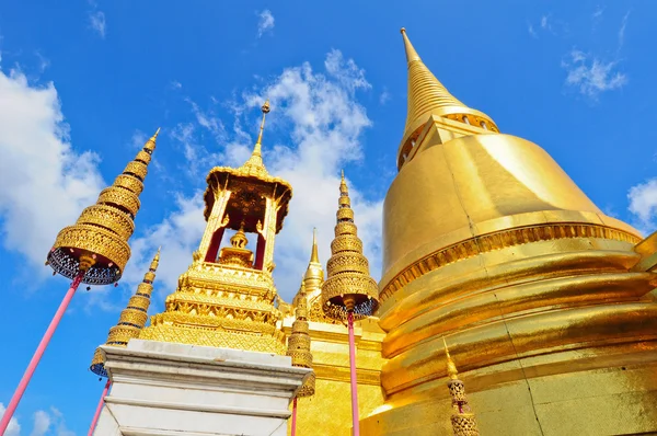 Phra Sri Ratana Chedi-deksel med foliegull i det indre av Det store palasset – stockfoto