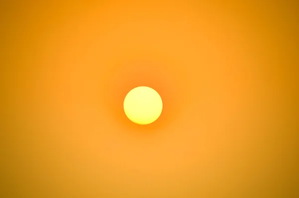 Ljusa stora solen på himlen med orange tonad färg — Stockfoto