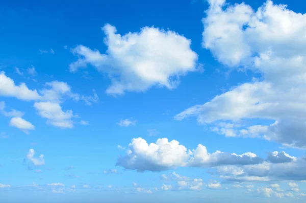 Blauwe lucht met wolken — Stockfoto