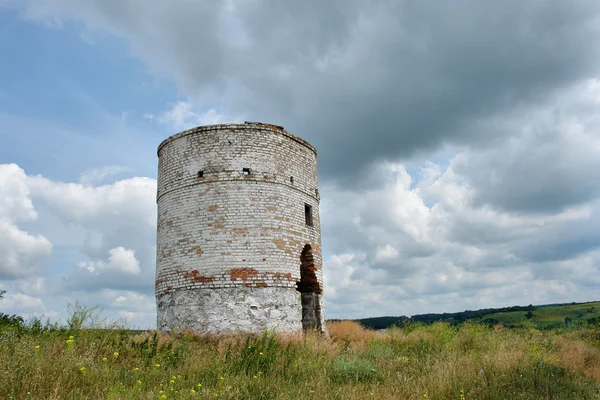 Stare cegły wieża ciśnień — Zdjęcie stockowe