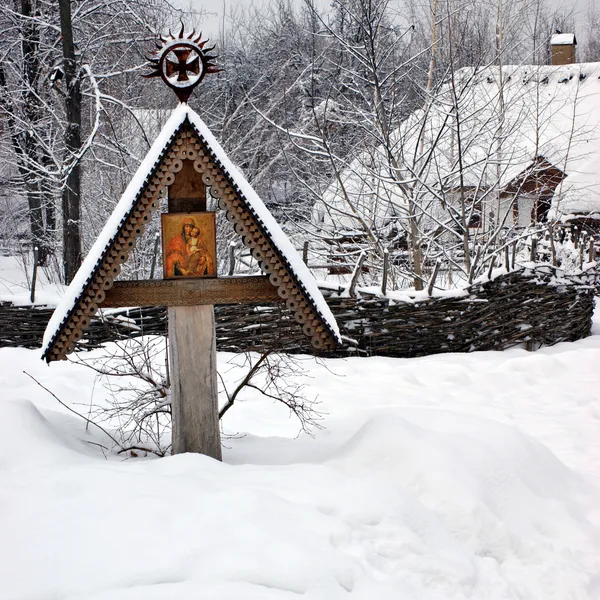 在雪下的木十字架上的图标 — 图库照片