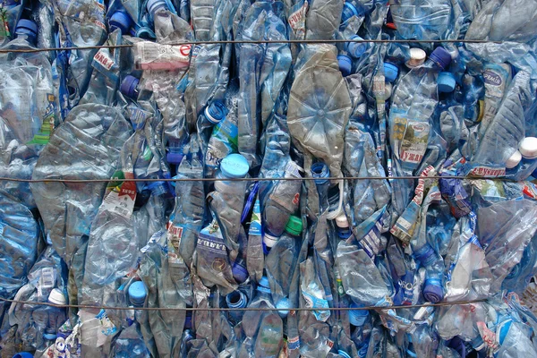 Recycling blue bottles — Stockfoto