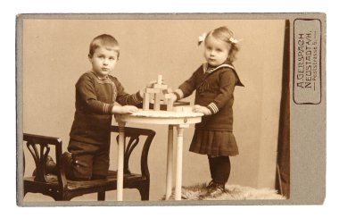 eski fotoğraf: kız ve erkek kardeş