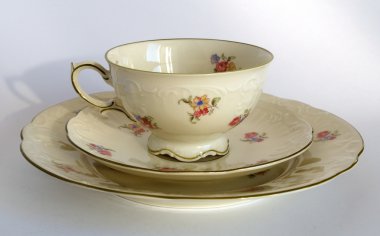 Porselen kupa, fincan tabağı ve plaka