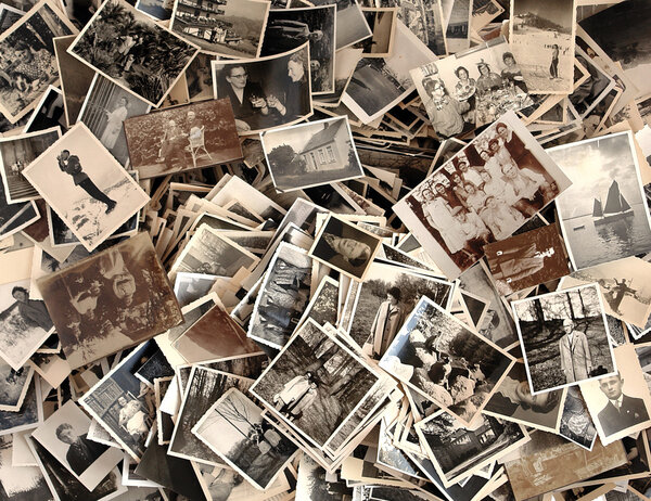 Много старых черно-белых фотографий
 