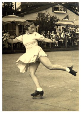 vintage foto: jonge vrouw uitvoeren van dans op rolschaatsen 