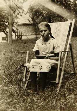 eski fotoğraf: kız bahçede