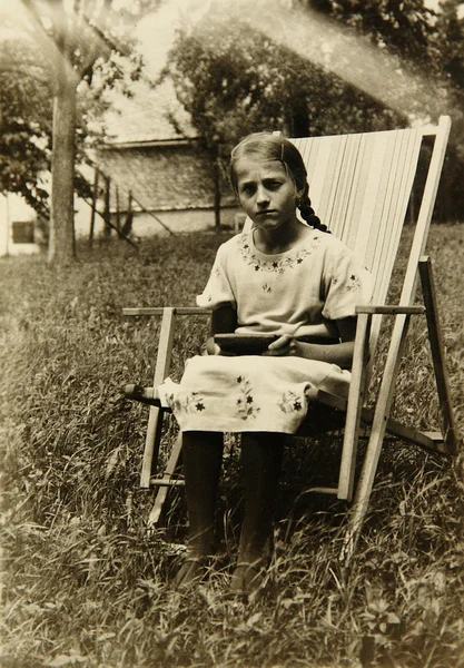 Oude foto: meisje in de tuin — Stockfoto