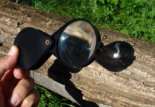 Magnifying glass starting fire — Stock Photo, Image