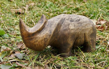 Doğal ortamda bir gergedanın tahta heykeli.