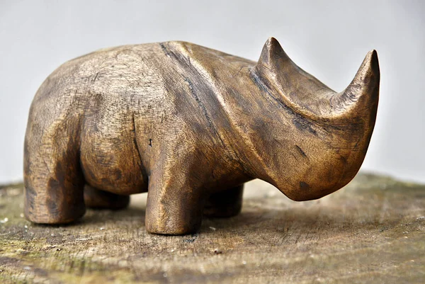 Estatueta Madeira Rinoceronte Ambiente Natural — Fotografia de Stock