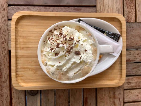 Eine Tasse Cuppucino Kaffee Mit Schlagsahne Und Schokoladenstücken Darauf Auf — Stockfoto