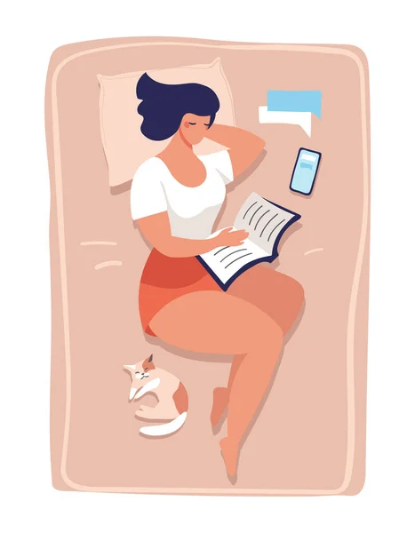 한 소녀가 침대에서 책을 읽고 있습니다. 한 여자가 고양이와 함께 침대에 누워 전화기를 들고 누워 있다. 하얀 배경에 분리 된 플랫 만화 벡터 일러스트. — 스톡 벡터