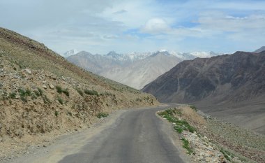 Kuzey Hindistan, Ladakh 'ın dağ manzarası. Ladakh, Jammu ve Kashmir eyaletinin çorak ama güzel bir bölgesidir..