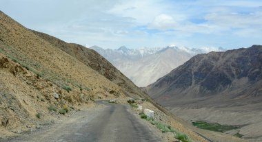 Kuzey Hindistan, Ladakh 'ın dağ manzarası. Ladakh, Jammu ve Kashmir eyaletinin çorak ama güzel bir bölgesidir..