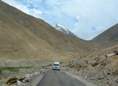 Ladakh, Hindistan - 18 Haziran 2015. Kuzey Hindistan, Ladakh 'ta dağ yolunda bir araba. Ladakh, Jammu ve Kashmir eyaletinin çorak ama güzel bir bölgesidir..