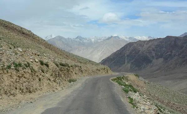 Kuzey Hindistan, Ladakh 'ın dağ manzarası. Ladakh, Jammu ve Kashmir eyaletinin çorak ama güzel bir bölgesidir..