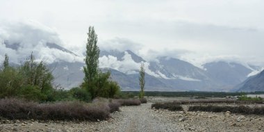 Kuzey Hindistan, Ladakh 'ın dağ manzarası. Ladakh, Jammu ve Kashmir eyaletinin çorak ama güzel bir bölgesidir..