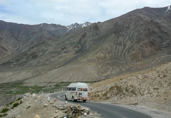Ladakh, Hindistan - 18 Haziran 2015. Kuzey Hindistan, Ladakh 'ta dağ yolunda bir araba. Ladakh, Jammu ve Kashmir eyaletinin çorak ama güzel bir bölgesidir..