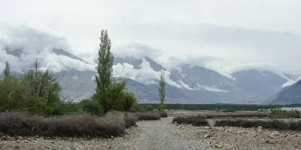 Kuzey Hindistan, Ladakh 'ın dağ manzarası. Ladakh, Jammu ve Kashmir eyaletinin çorak ama güzel bir bölgesidir..