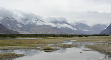 Kuzey Hindistan, Ladakh 'ın dağ manzarası. Ladakh, Jammu ve Kashmir eyaletinin çorak ama güzel bir bölgesidir..