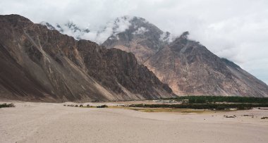 Kuzey Hindistan, Ladakh 'ın dağ manzarası. Ladakh, Jammu ve Kashmir eyaletinin çorak ama güzel bir bölgesidir..