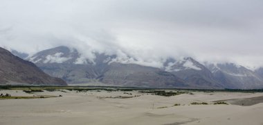 Kuzey Hindistan, Ladakh 'ın dağ manzarası. Ladakh, Jammu ve Kashmir eyaletinin çorak ama güzel bir bölgesidir..