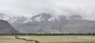 Kuzey Hindistan, Ladakh 'ın dağ manzarası. Ladakh, Jammu ve Kashmir eyaletinin çorak ama güzel bir bölgesidir..