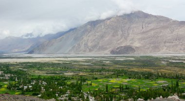 Kuzey Hindistan, Ladakh 'ın dağ manzarası. Ladakh, Jammu ve Kashmir eyaletinin çorak ama güzel bir bölgesidir..