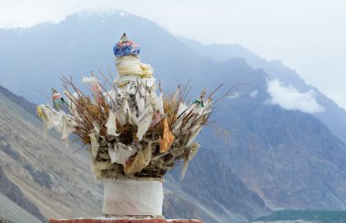 Hindistan 'ın Ladakh kentindeki dağdaki manastırda Tibet duası bayrakları.