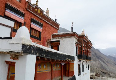 Ladakh, Hindistan 'daki antik Tibet manastırı. Ladakh 'taki Tibet kültürünün 20. yüzyıl siyasi çatışmalarıyla engellenmeden gelişmesine izin verildi..