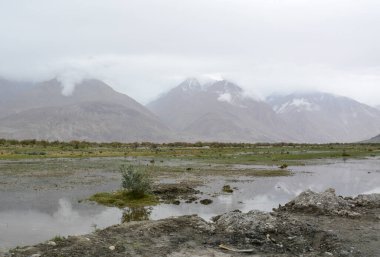 Kuzey Hindistan, Ladakh 'ın dağ manzarası. Ladakh, Jammu ve Kashmir eyaletinin çorak ama güzel bir bölgesidir..