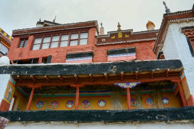 Ladakh, Hindistan 'daki antik Tibet manastırı. Ladakh 'taki Tibet kültürünün 20. yüzyıl siyasi çatışmalarıyla engellenmeden gelişmesine izin verildi..